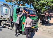 Puluhan Sopir Truk di Pelabuhan Lembar Terima Bendera Merah Putih dari Polisi