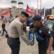 Aksi Simpatik, Polisi Bagikan Air Mineral dan Roti kepada Buruh di Depan DPR/MPR