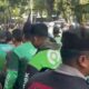 Ratusan Pengemudi Ojol Gelar Aksi Damai Tebar Mawar di Kawasan Monas