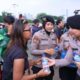 Aksi Humanis, Polwan Bagikan Air Mineral dan Roti untuk Massa Demo di Depan DPR