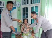 Polri Hadir untuk Masyarakat: Bantuan Tongkat Disalurkan di Desa Lembar Selatan, Lombok Barat