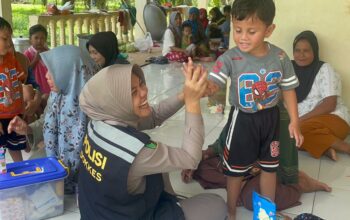 POLRI HADIR MELALUI DOKKES POLRES LANGKAT MELAKSANAKAN BAKTI KESEHATAN KEPADA KEPADA MASYARAKAT DESA HARAPAN MAKMUR